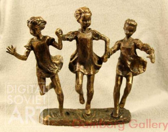 Three Girls Running Holding Hands – Три девочки 